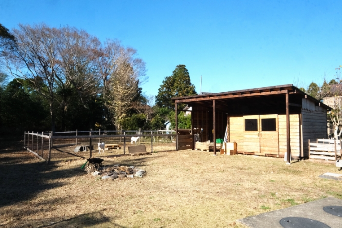 まるで公園のような広い庭にヤギの家と倉庫を作りました。
倉庫の外壁や屋根は俊さんのDIY