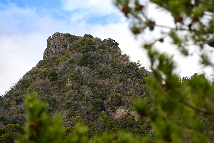 「HEGURI HUB」の背後にそびえる標高336mの伊予ヶ岳。ハイキングコースも整備されています
