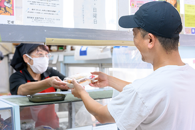 「パブ九日」の並びにある片山肉店は永井さんのいきつけ。特産の豚肉を使ったお弁当なども販売しています
